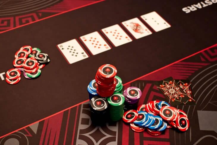 Cách thể hiện đẳng cấp tay chơi poker chuyên nghiệp thể hiện qua những yếu tố nào?